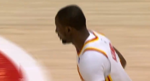 九游APP-比身体素质我也不差！杰伦·布朗单打转身上篮 库明加钉板大帽！